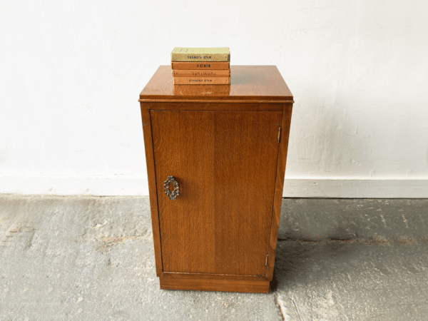 Vintage 1940’s bedside cabinet with decorative handle - Image 4
