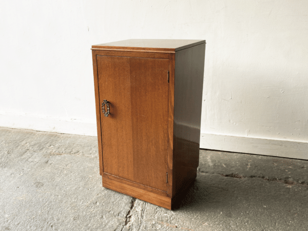 Vintage 1940’s bedside cabinet with decorative handle - Image 2