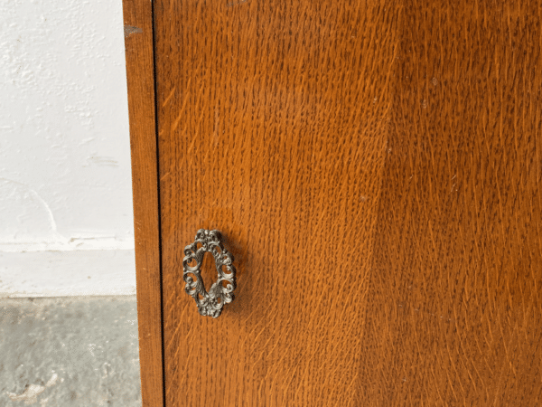 Vintage 1940’s bedside cabinet with decorative handle - Image 6