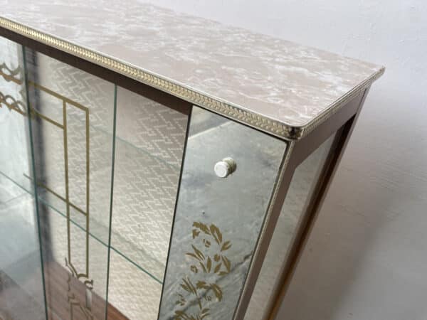 1950’s vintage mid century glass and mirror display cabinet / drinks cabinet - Image 4